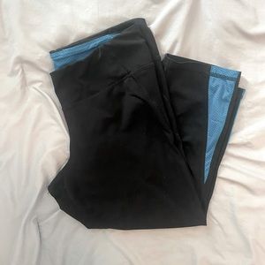 Active Fitted by Old Navy Black and Blue 3/4 Length Athletic Pants. Size Large.